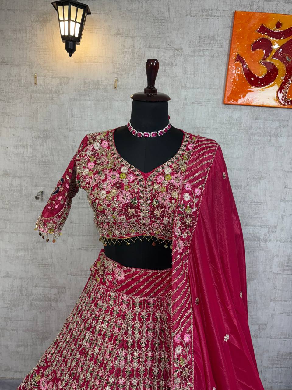 Sehen Sie umwerfend aus in diesem wunderschönen cremefarbenen Lehenga-Set