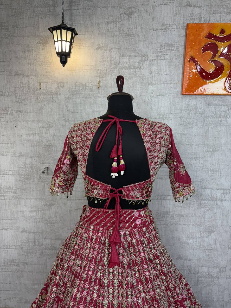 Sehen Sie umwerfend aus in diesem wunderschönen cremefarbenen Lehenga-Set
