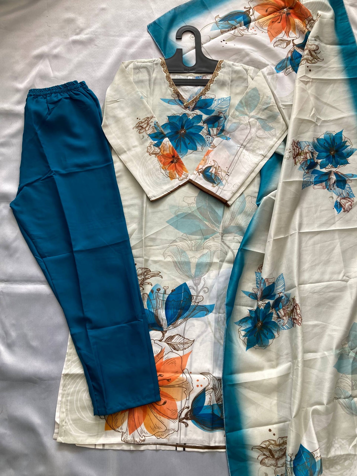 Kleid aus Georgette-Imitat mit üppiger Paillettenstickerei