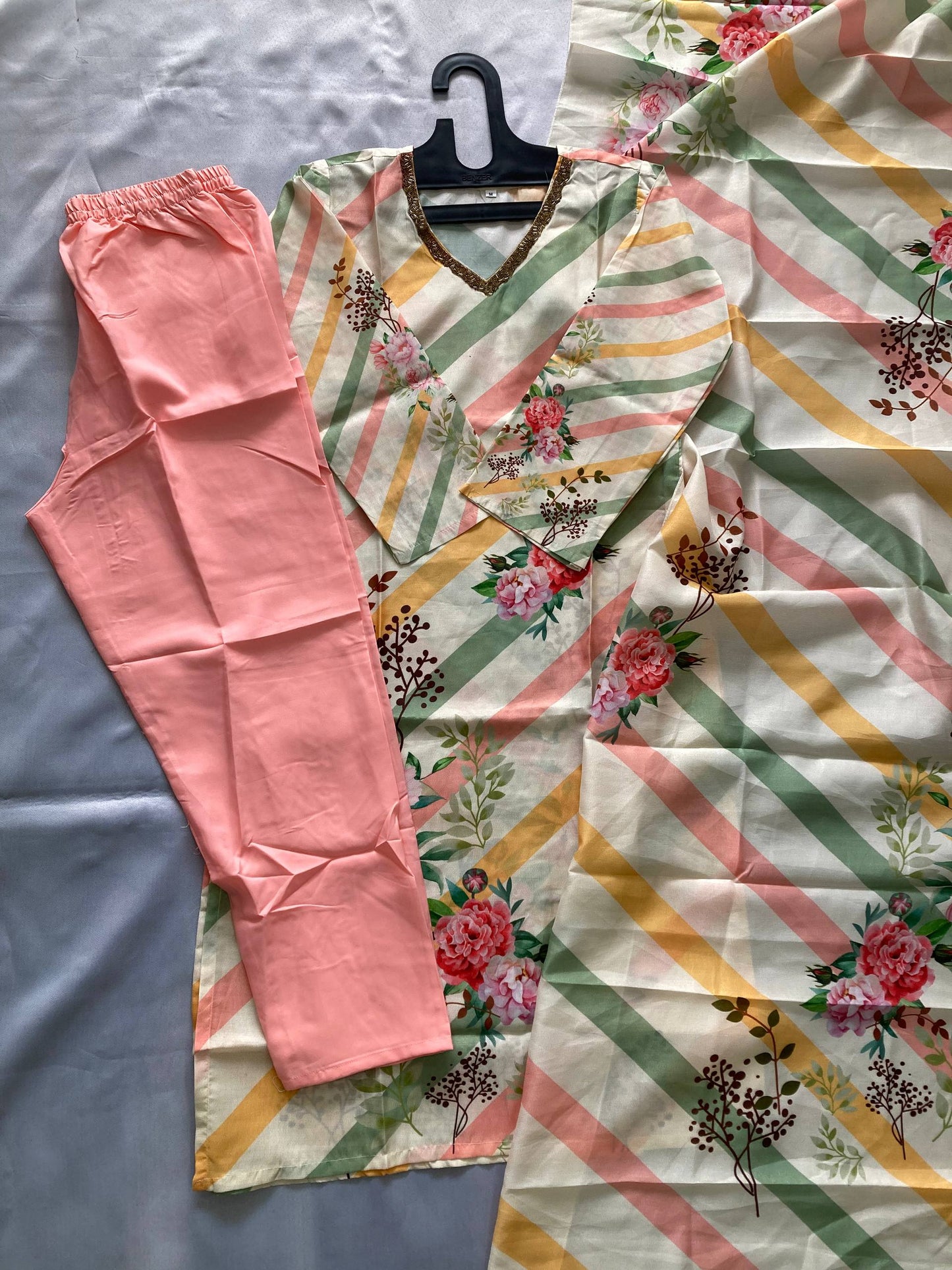 Kleid aus Georgette-Imitat mit üppiger Paillettenstickerei