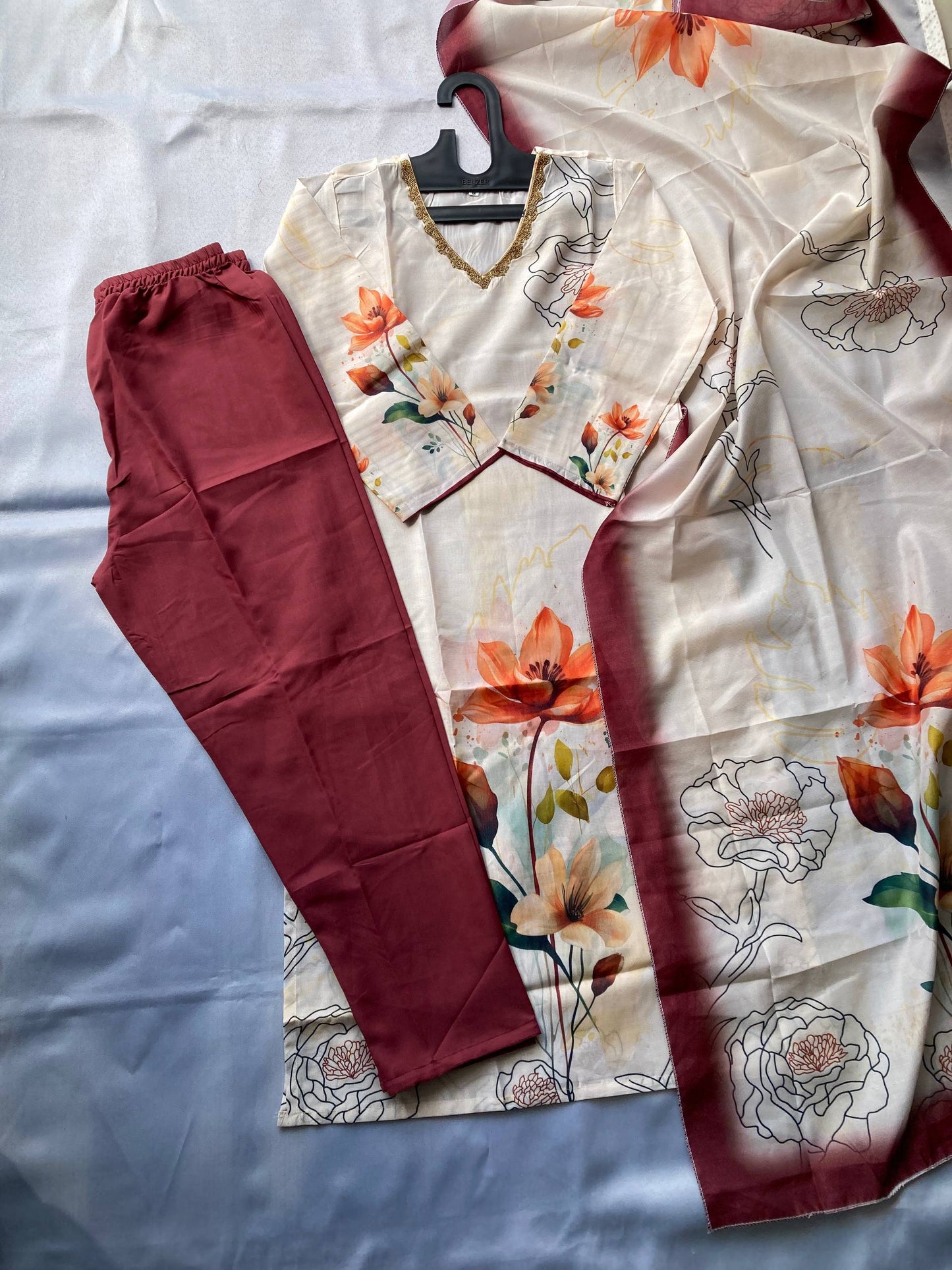 Kleid aus Georgette-Imitat mit üppiger Paillettenstickerei