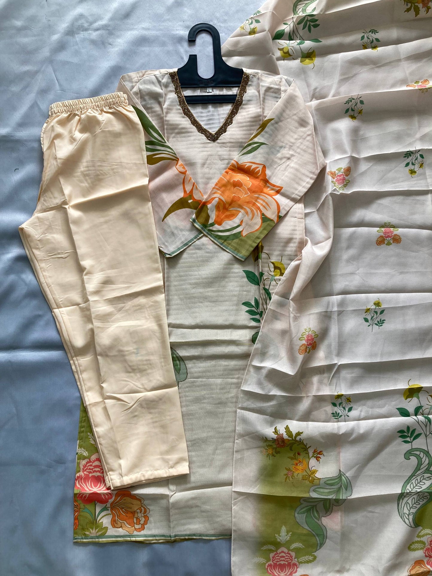 Kleid aus Georgette-Imitat mit üppiger Paillettenstickerei