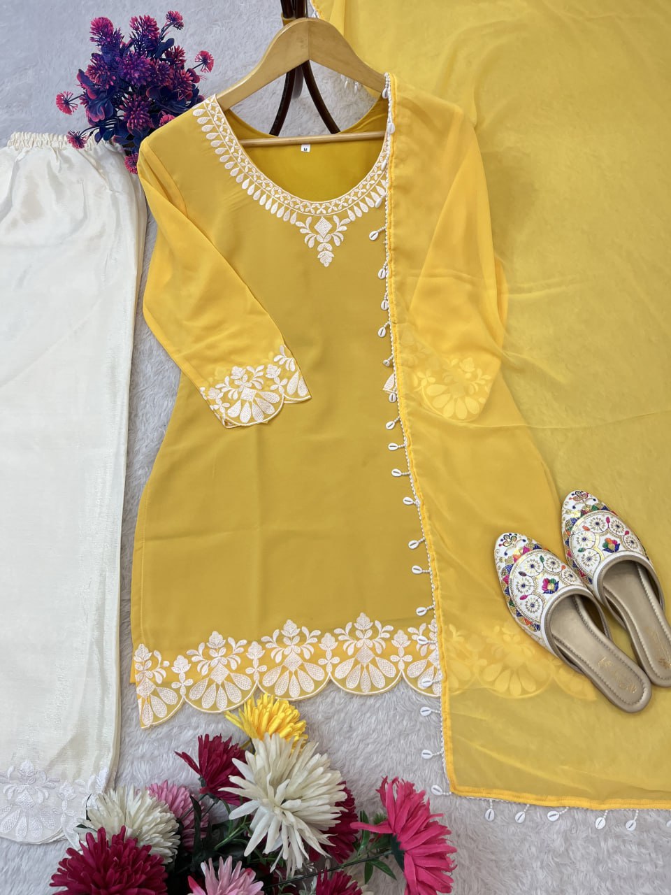 Kleid aus Georgette-Imitat mit üppiger Paillettenstickerei