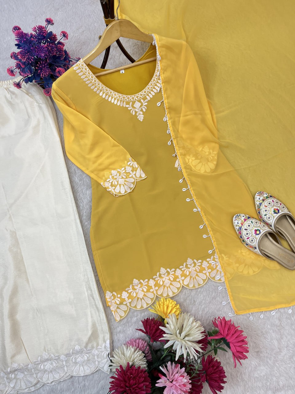 Kleid aus Georgette-Imitat mit üppiger Paillettenstickerei
