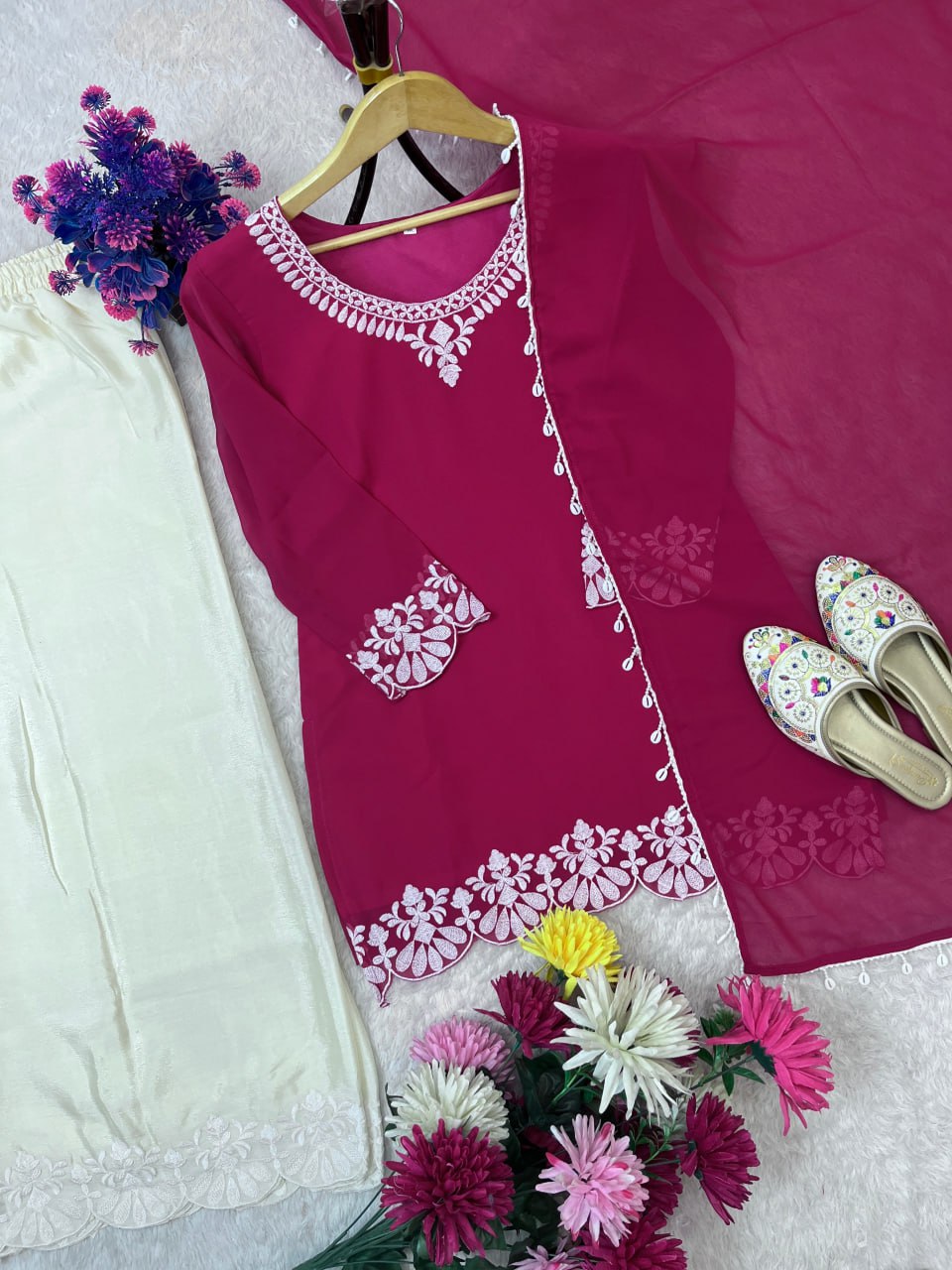Kleid aus Georgette-Imitat mit üppiger Paillettenstickerei