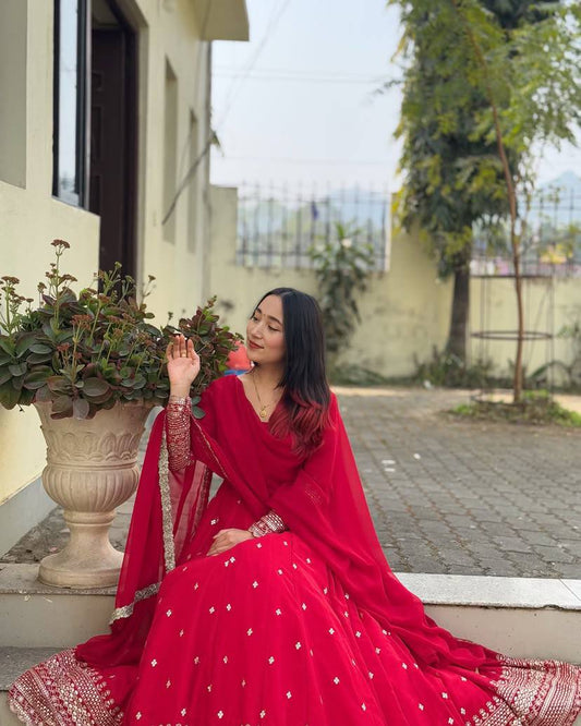 NEUES SPEZIALDESIGNER-ANARKALI-KLEID MIT PAILLETTEN UND ZARI-STICKEREI