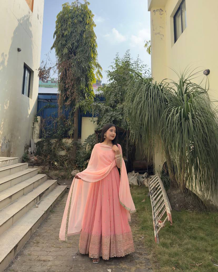 NOUVELLE ROBE ANARKALI SPÉCIALE À PAILLETTES ET BRODERIE ZARI