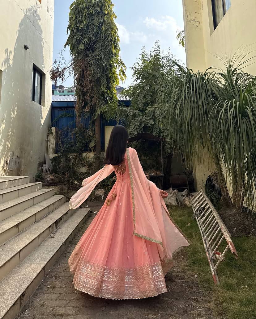 NOUVELLE ROBE ANARKALI SPÉCIALE À PAILLETTES ET BRODERIE ZARI