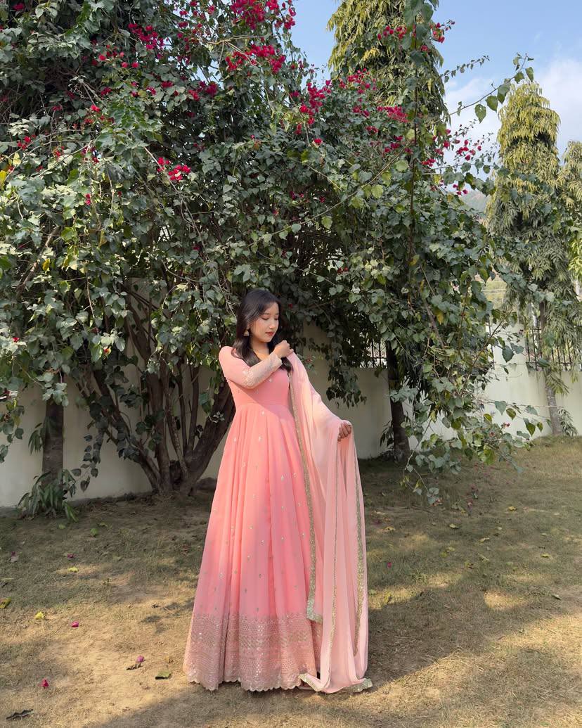 NOUVELLE ROBE ANARKALI SPÉCIALE À PAILLETTES ET BRODERIE ZARI