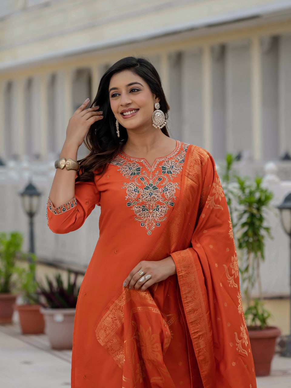 Robe de travail brodée en georgette fleurie artificielle avec de riches paillettes