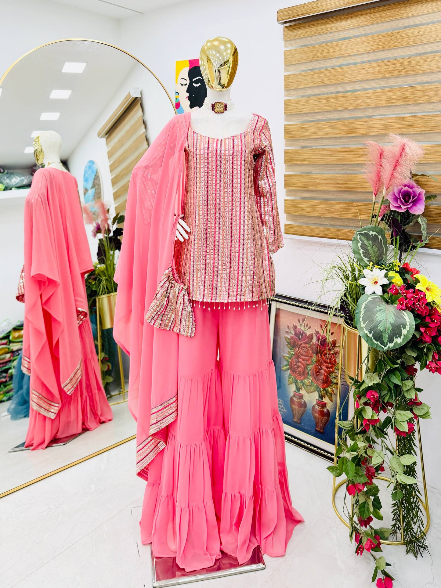 Kleid aus Georgette-Imitat mit üppiger Paillettenstickerei