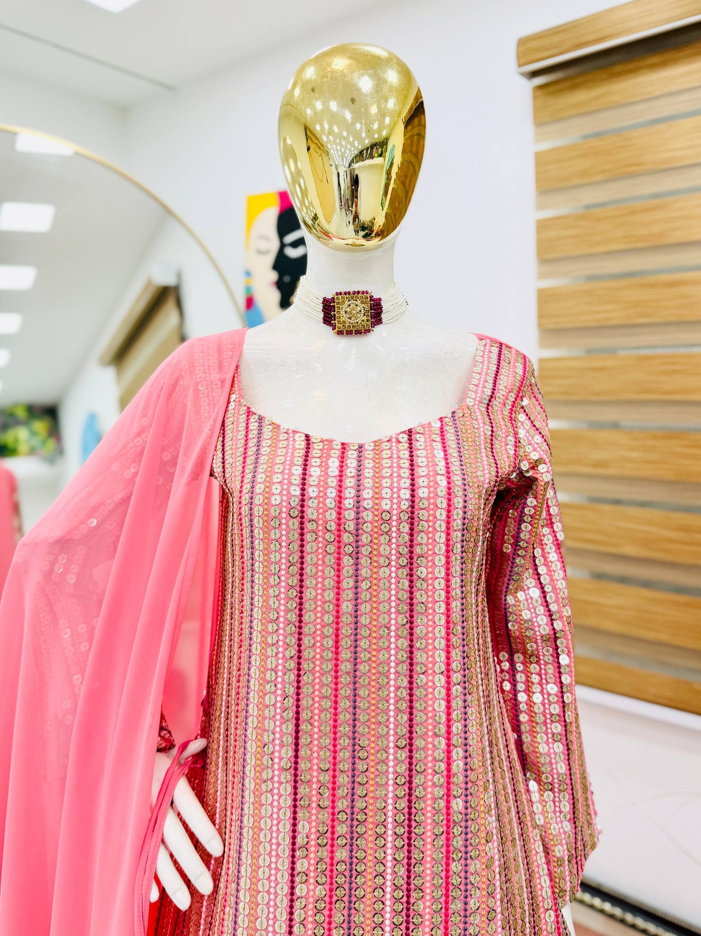 Kleid aus Georgette-Imitat mit üppiger Paillettenstickerei