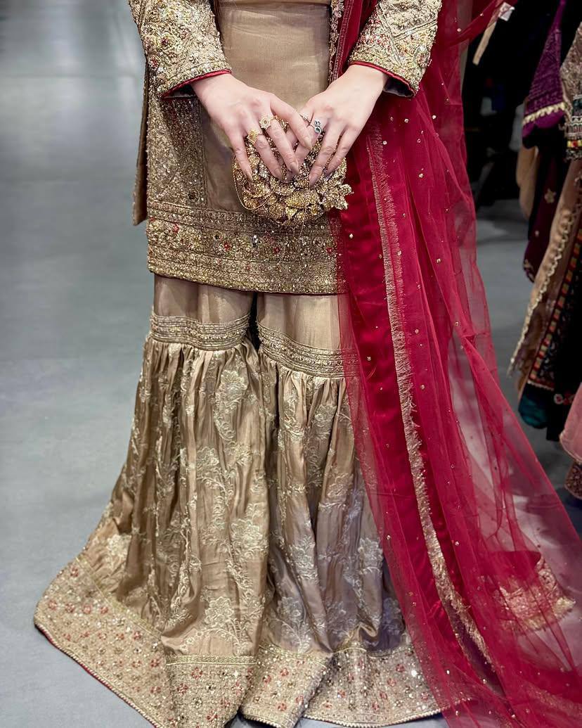 NEUES KURTI-SHARARA-SET AUS CHINON-SEIDE MIT WUNDERSCHÖNEN PAILLETTEN UND FADENSTICKEREI