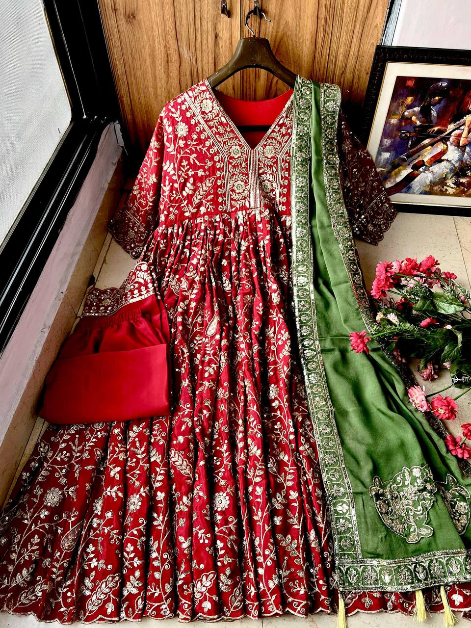 PRÉSENTATION DE LA NOUVELLE ROBE ANARKALI AVEC DE LOURDES BRODERIES À PAILLETTES EN TISSU DE SOIE CHINON