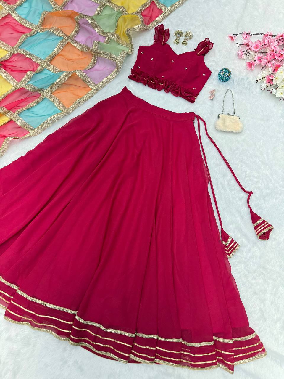 Sehen Sie umwerfend aus in diesem wunderschönen cremefarbenen Lehenga-Set
