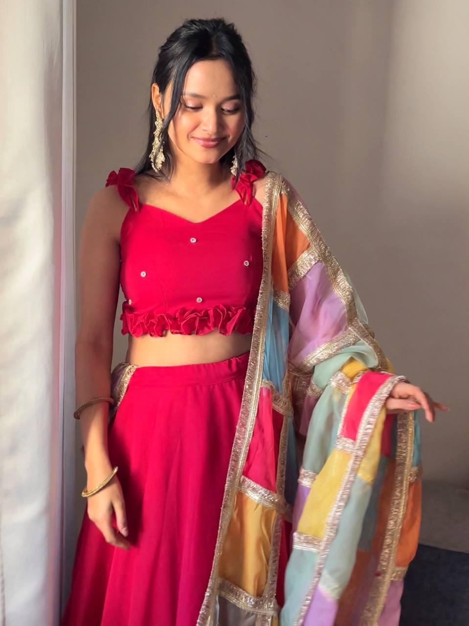 Sehen Sie umwerfend aus in diesem wunderschönen cremefarbenen Lehenga-Set