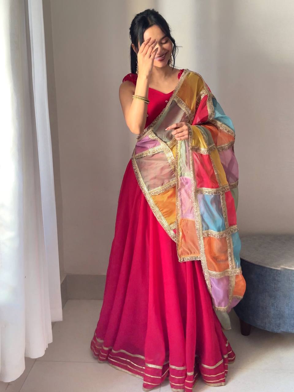 Sehen Sie umwerfend aus in diesem wunderschönen cremefarbenen Lehenga-Set