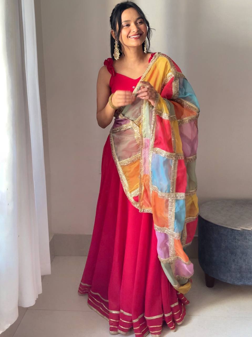 Sehen Sie umwerfend aus in diesem wunderschönen cremefarbenen Lehenga-Set