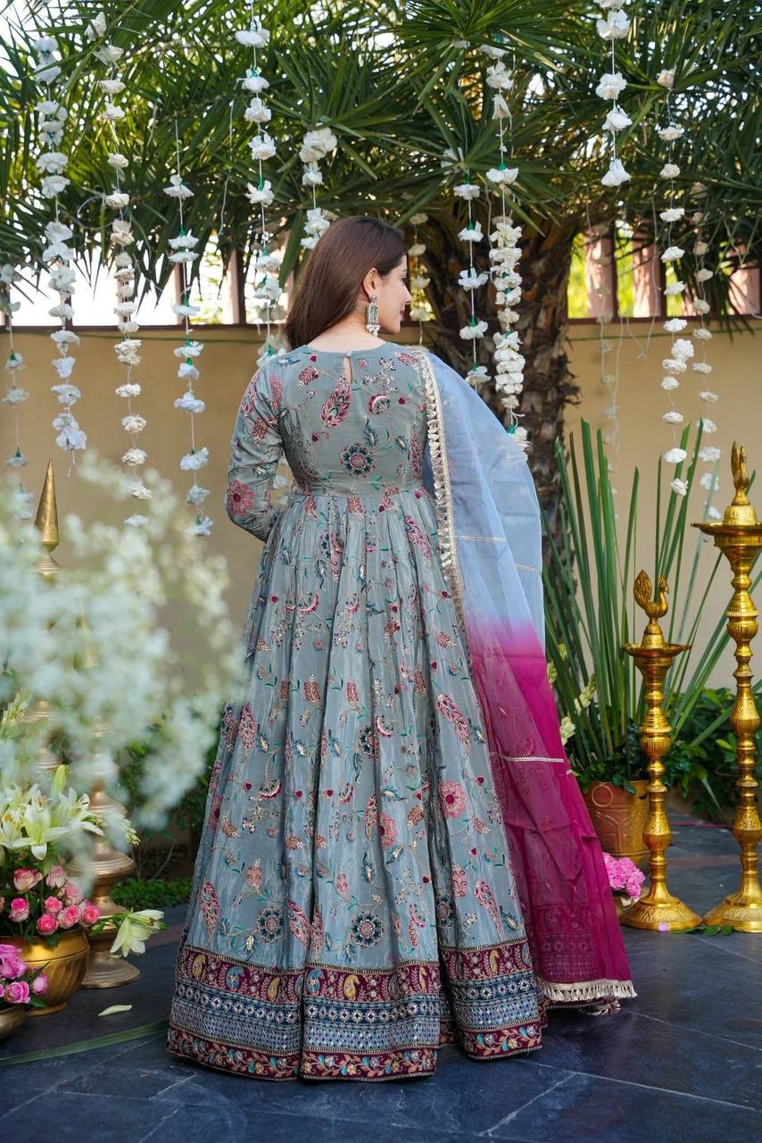 Kleid aus Georgette-Imitat mit üppiger Paillettenstickerei