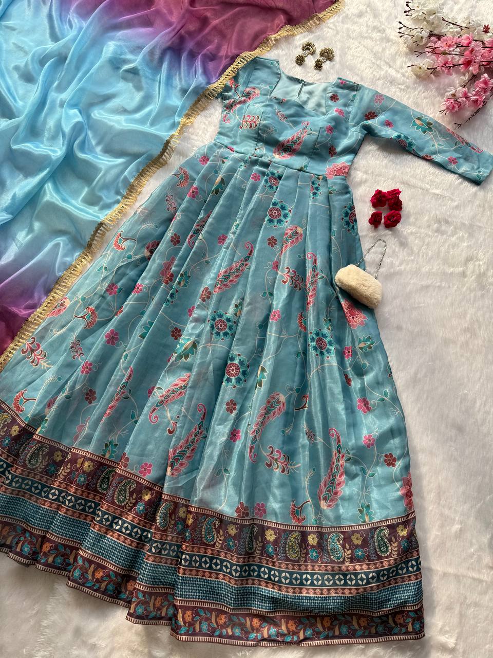 Kleid aus Georgette-Imitat mit üppiger Paillettenstickerei