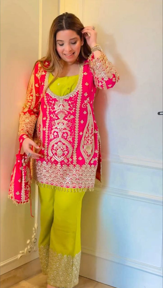 Einführung eines 3-teiligen Arbeitsanzugs aus Georgette mit Fuchsstickerei und Pailletten