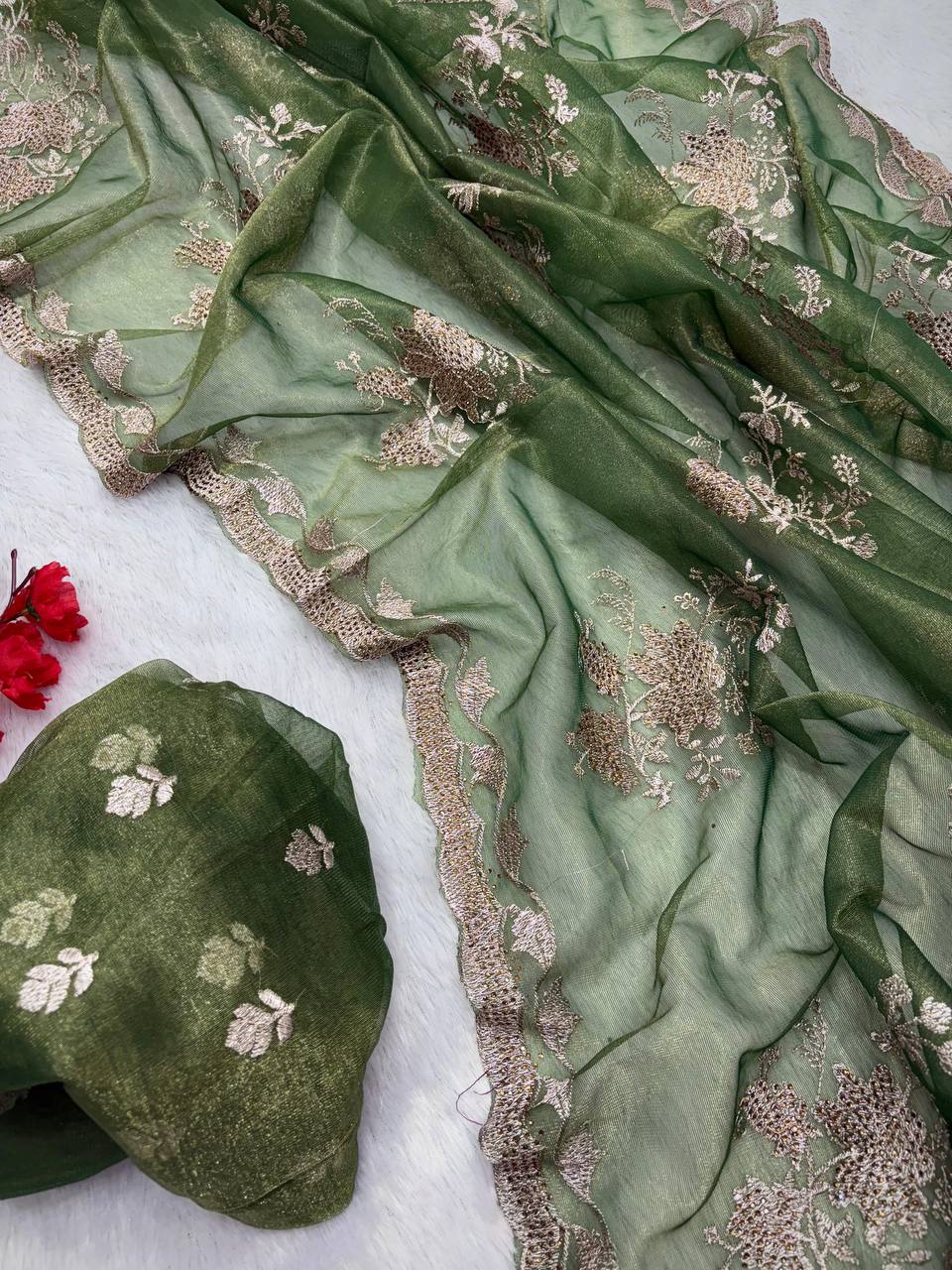 Suche jemanden für einen schönen Sari in der gleichen Farbe