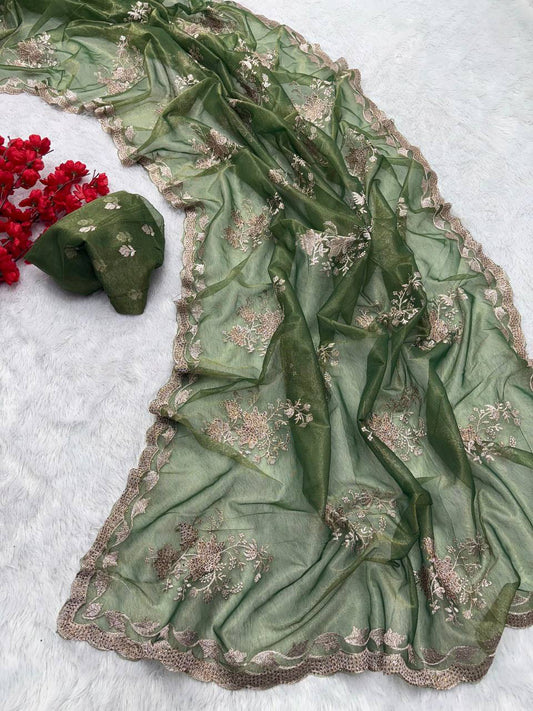 Je recherche quelqu'un pour ce magnifique sari de la même couleur