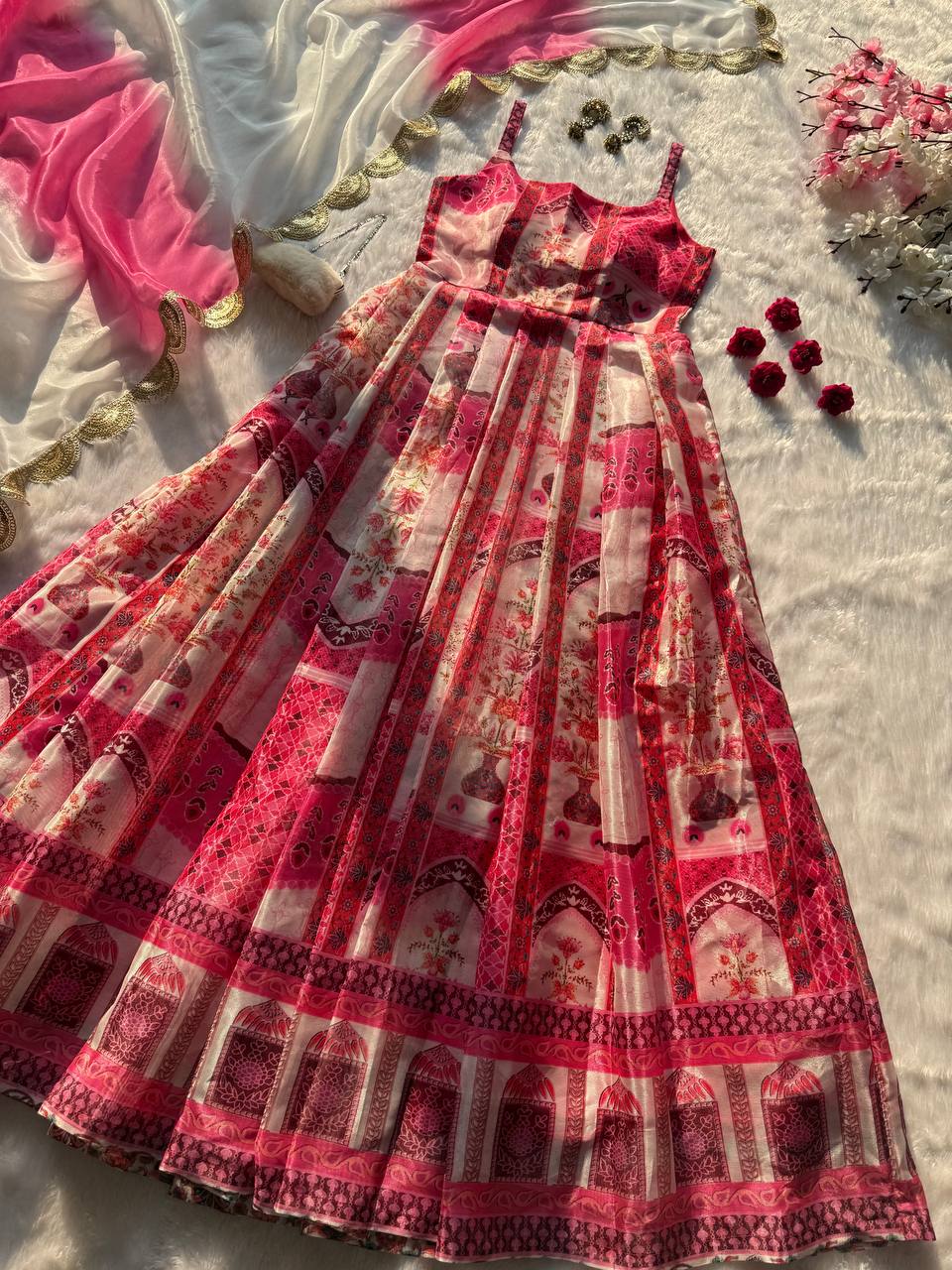 Kleid aus Georgette-Imitat mit üppiger Paillettenstickerei