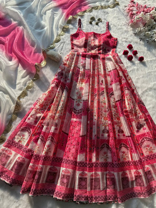 Kleid aus Georgette-Imitat mit üppiger Paillettenstickerei