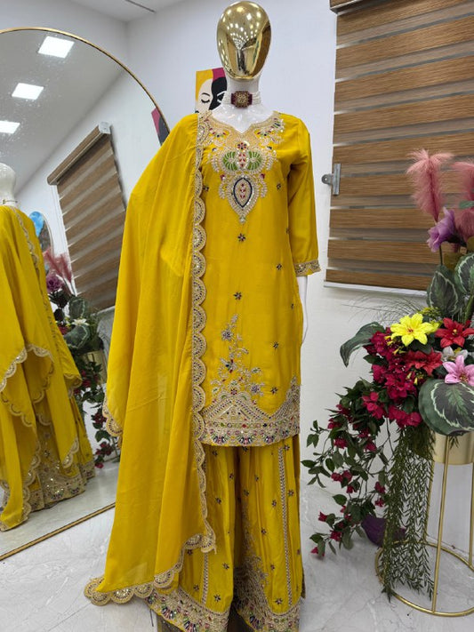 Kleid aus Georgette-Imitat mit üppiger Paillettenstickerei