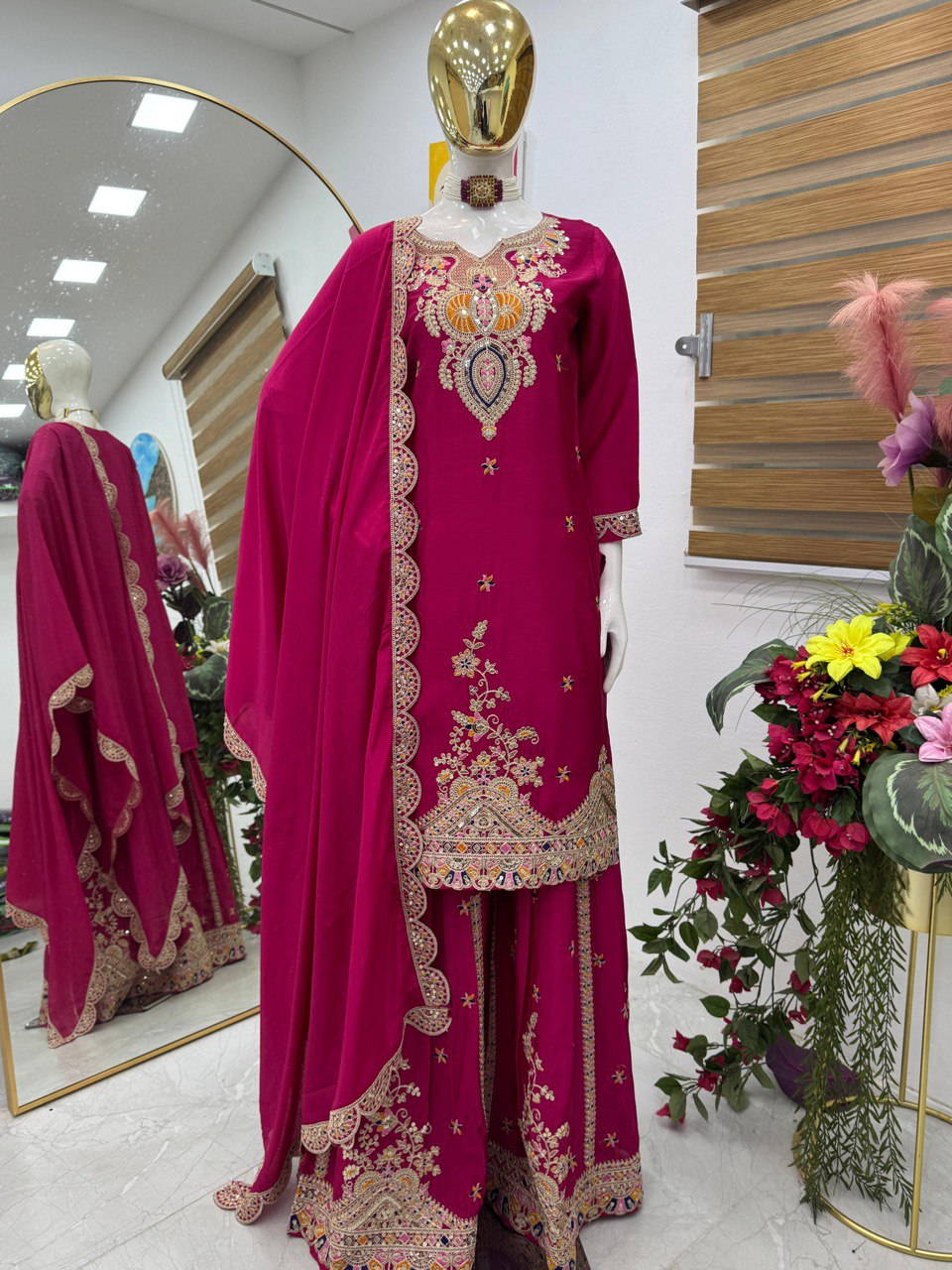 Kleid aus Georgette-Imitat mit üppiger Paillettenstickerei