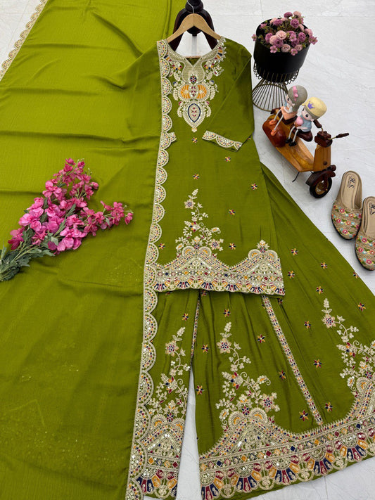 Kleid aus Georgette-Imitat mit üppiger Paillettenstickerei