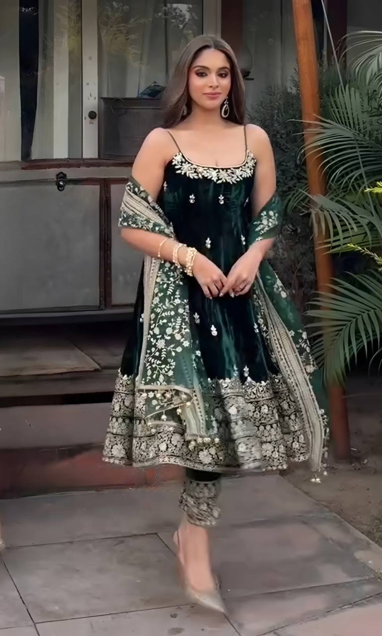 COSTUME DE TRAVAIL EN SOIE VICHITRA LOURDE À SÉQUENCES DE BRODERIE