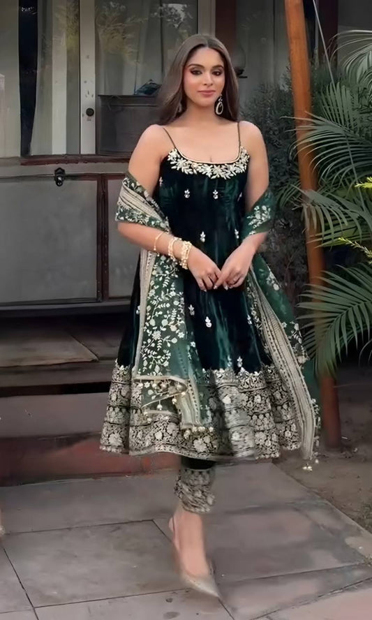 COSTUME DE TRAVAIL EN SOIE VICHITRA LOURDE À SÉQUENCES DE BRODERIE