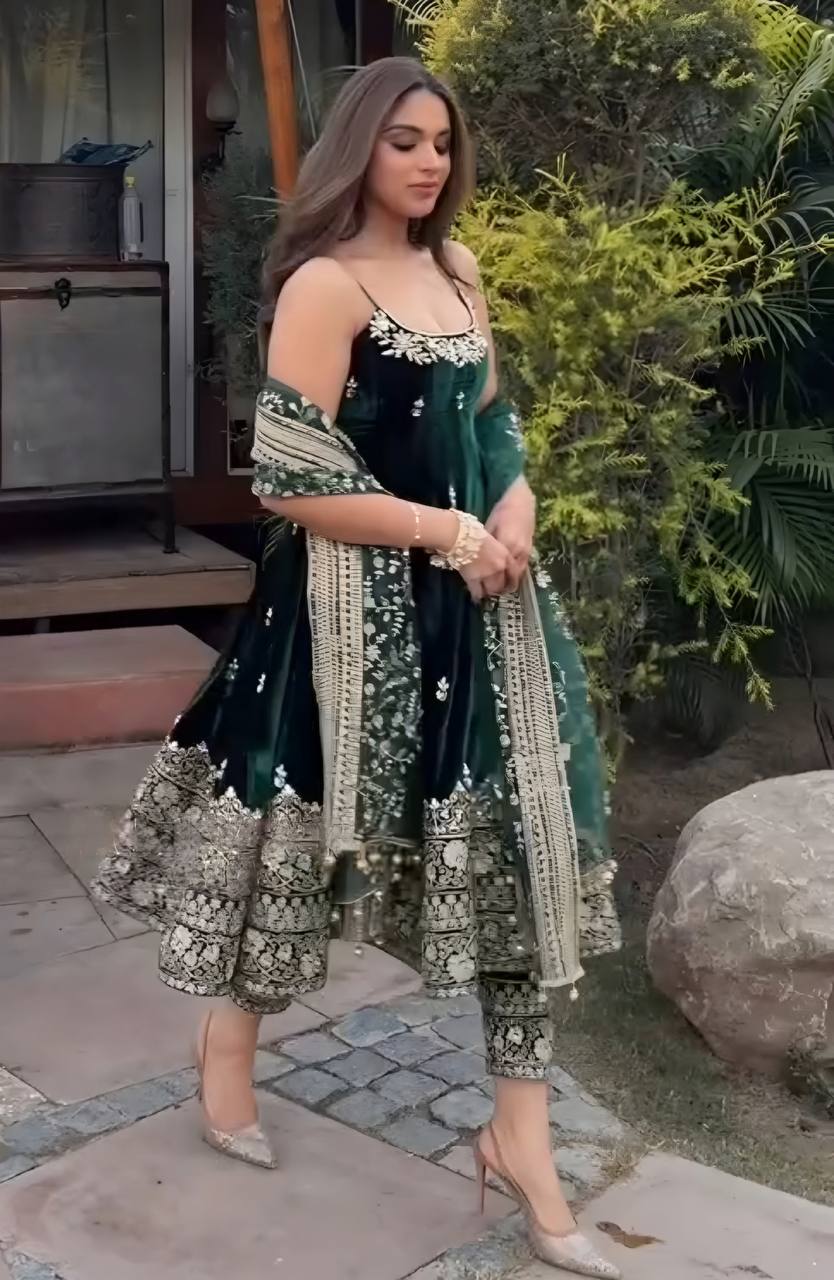 COSTUME DE TRAVAIL EN SOIE VICHITRA LOURDE À SÉQUENCES DE BRODERIE