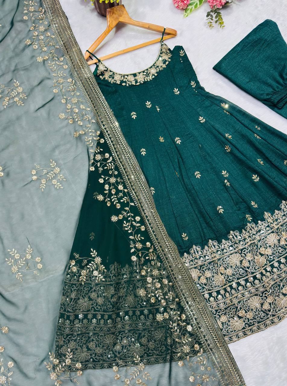 COSTUME DE TRAVAIL EN SOIE VICHITRA LOURDE À SÉQUENCES DE BRODERIE