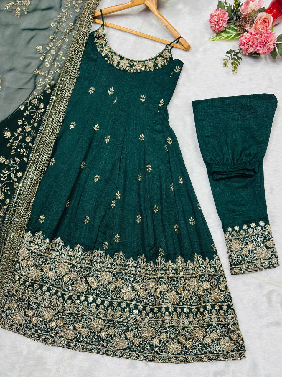 COSTUME DE TRAVAIL EN SOIE VICHITRA LOURDE À SÉQUENCES DE BRODERIE