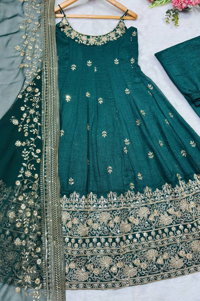 COSTUME DE TRAVAIL EN SOIE VICHITRA LOURDE À SÉQUENCES DE BRODERIE