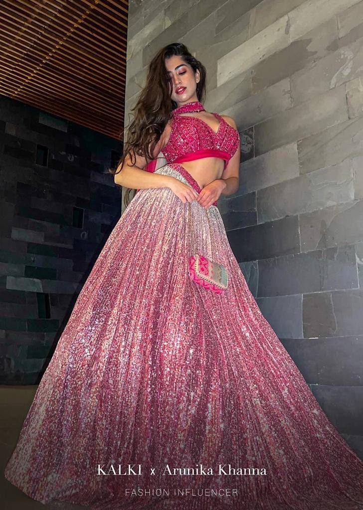 Sehen Sie umwerfend aus in diesem wunderschönen cremefarbenen Lehenga-Set