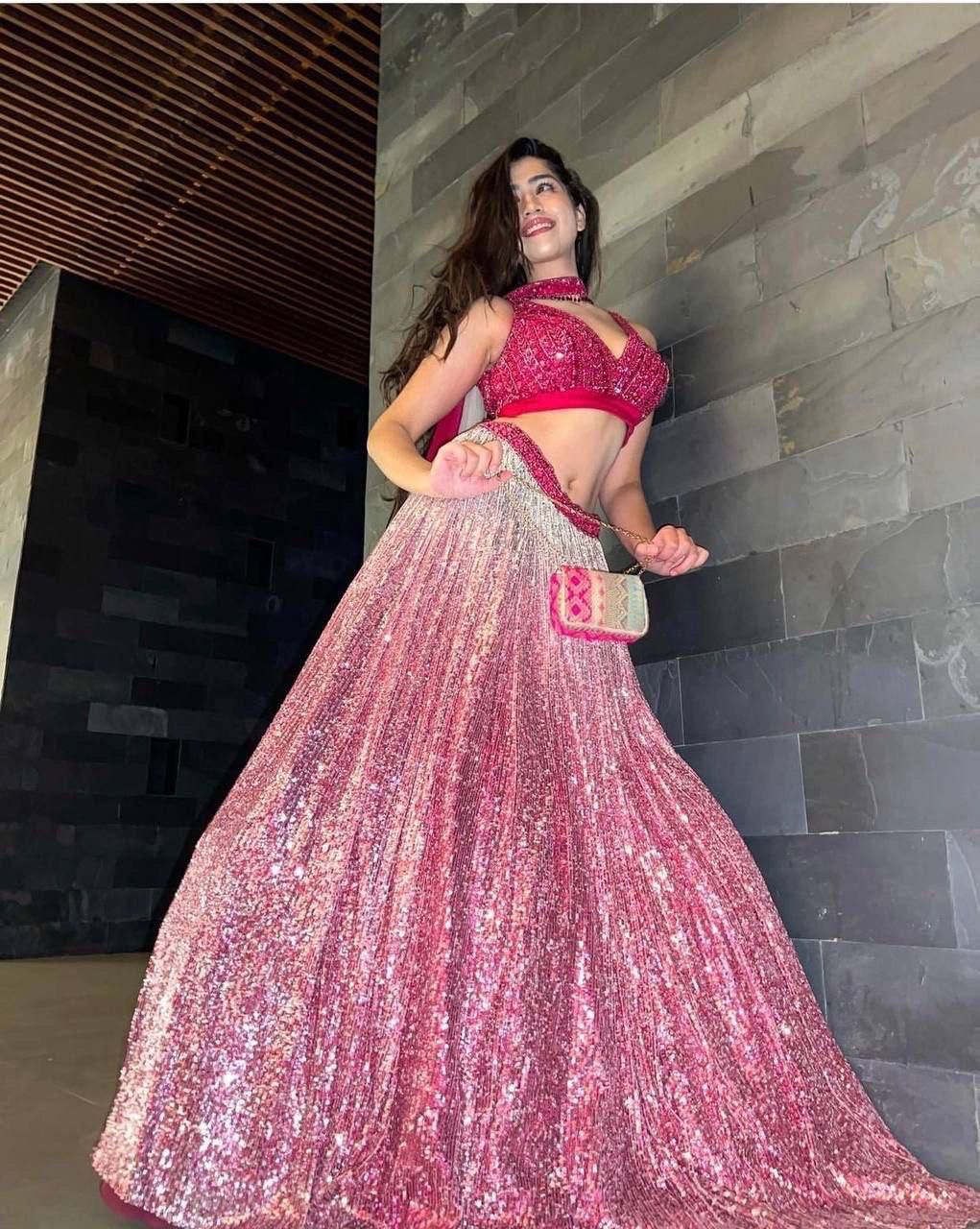 Sehen Sie umwerfend aus in diesem wunderschönen cremefarbenen Lehenga-Set