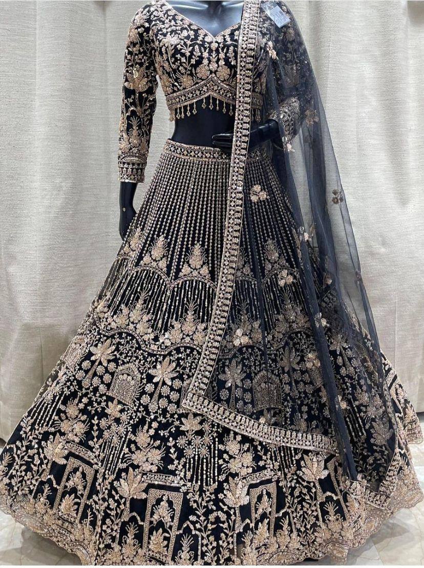 Sehen Sie umwerfend aus in diesem wunderschönen cremefarbenen Lehenga-Set