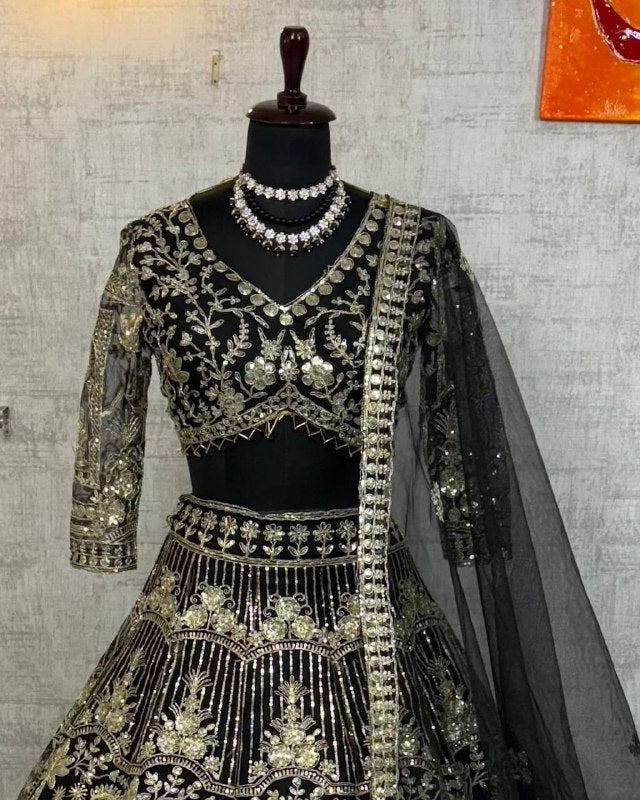 Sehen Sie umwerfend aus in diesem wunderschönen cremefarbenen Lehenga-Set