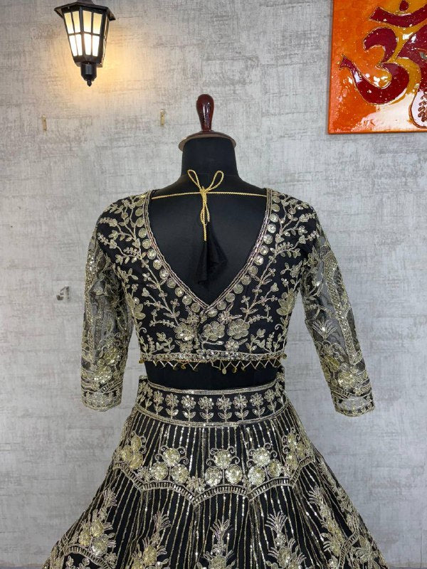 Sehen Sie umwerfend aus in diesem wunderschönen cremefarbenen Lehenga-Set