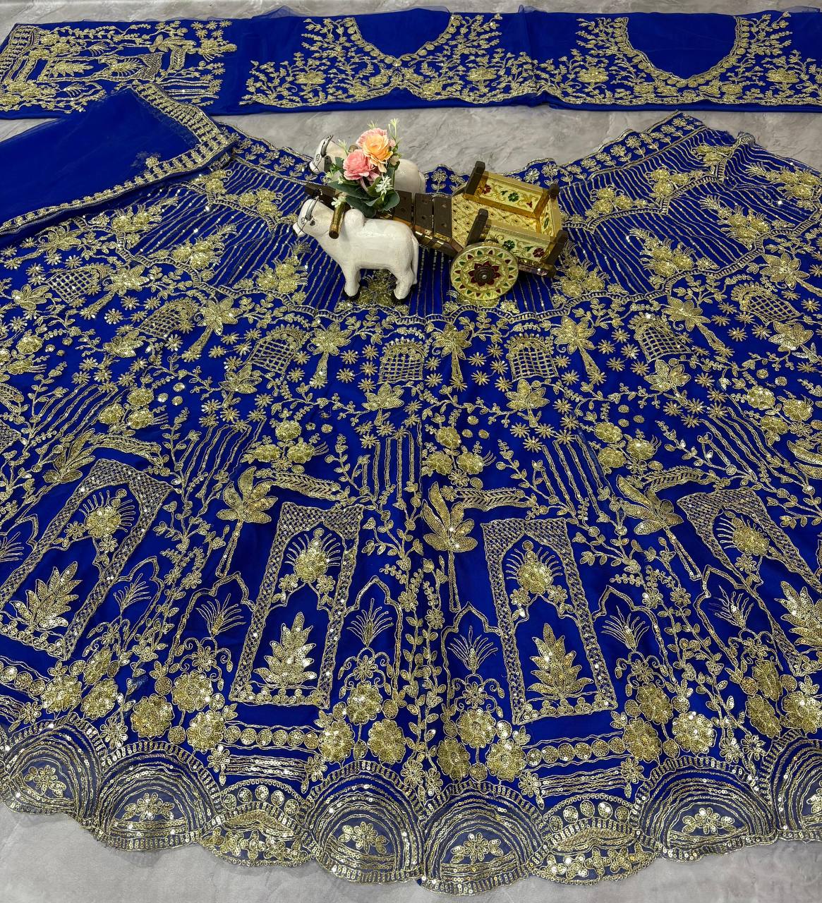 Sehen Sie umwerfend aus in diesem wunderschönen cremefarbenen Lehenga-Set