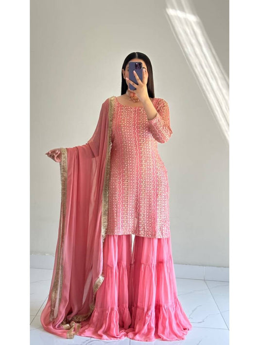 Kleid aus Georgette-Imitat mit üppiger Paillettenstickerei