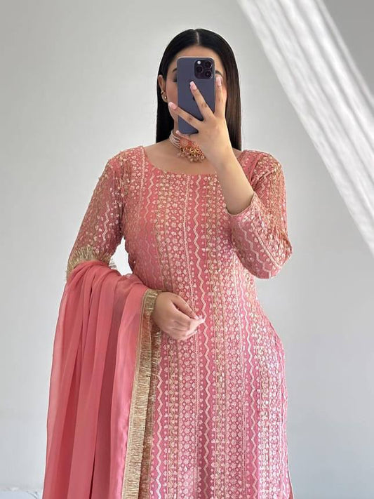 Kleid aus Georgette-Imitat mit üppiger Paillettenstickerei