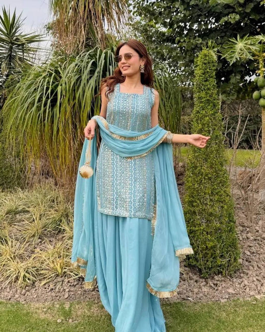 Kleid aus Georgette-Imitat mit üppiger Paillettenstickerei