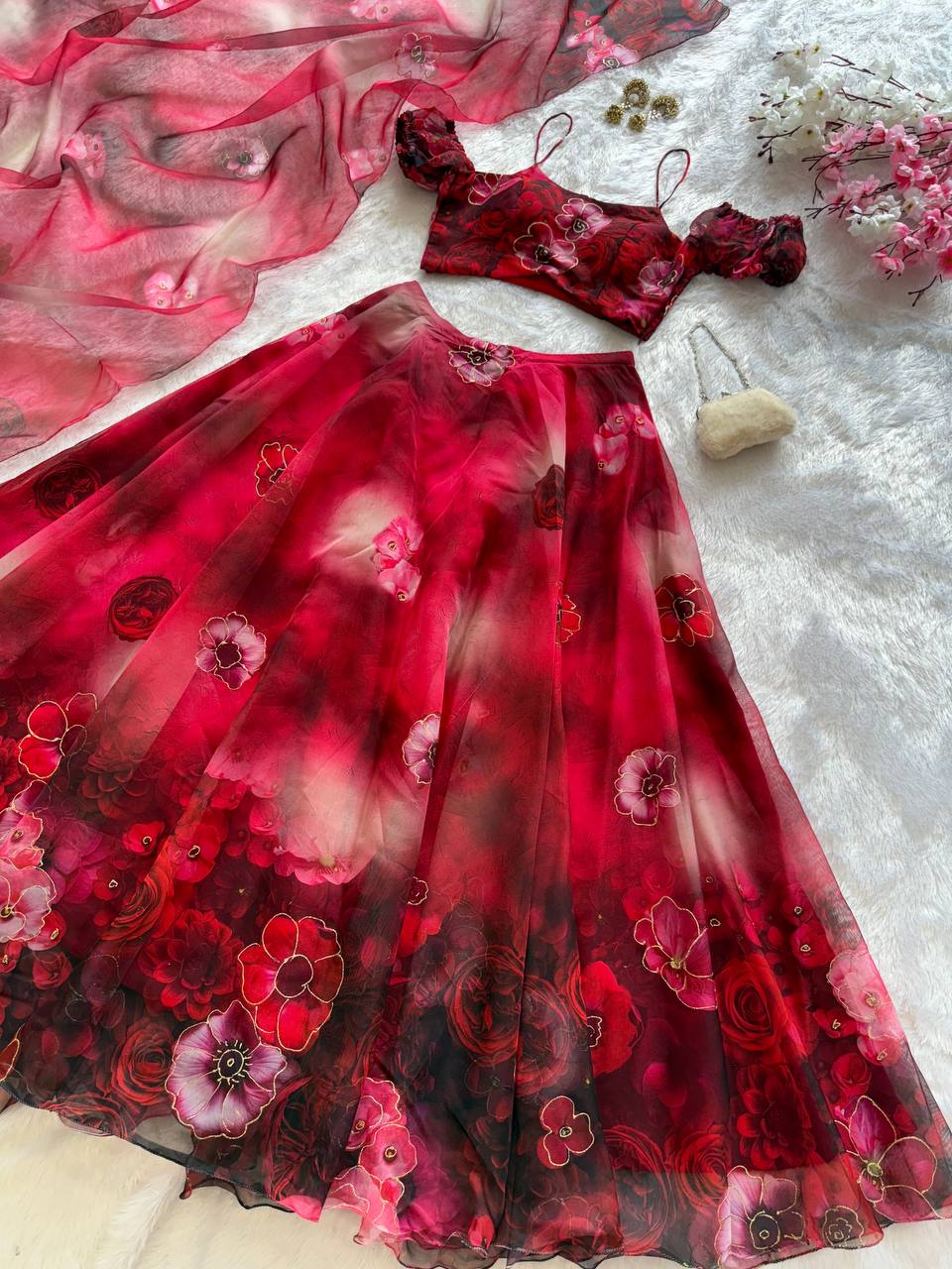 Sehen Sie umwerfend aus in diesem wunderschönen cremefarbenen Lehenga-Set