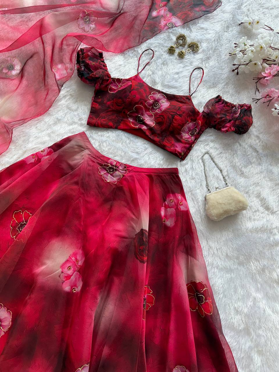 Sehen Sie umwerfend aus in diesem wunderschönen cremefarbenen Lehenga-Set