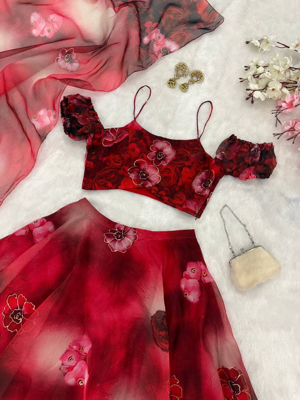 Sehen Sie umwerfend aus in diesem wunderschönen cremefarbenen Lehenga-Set